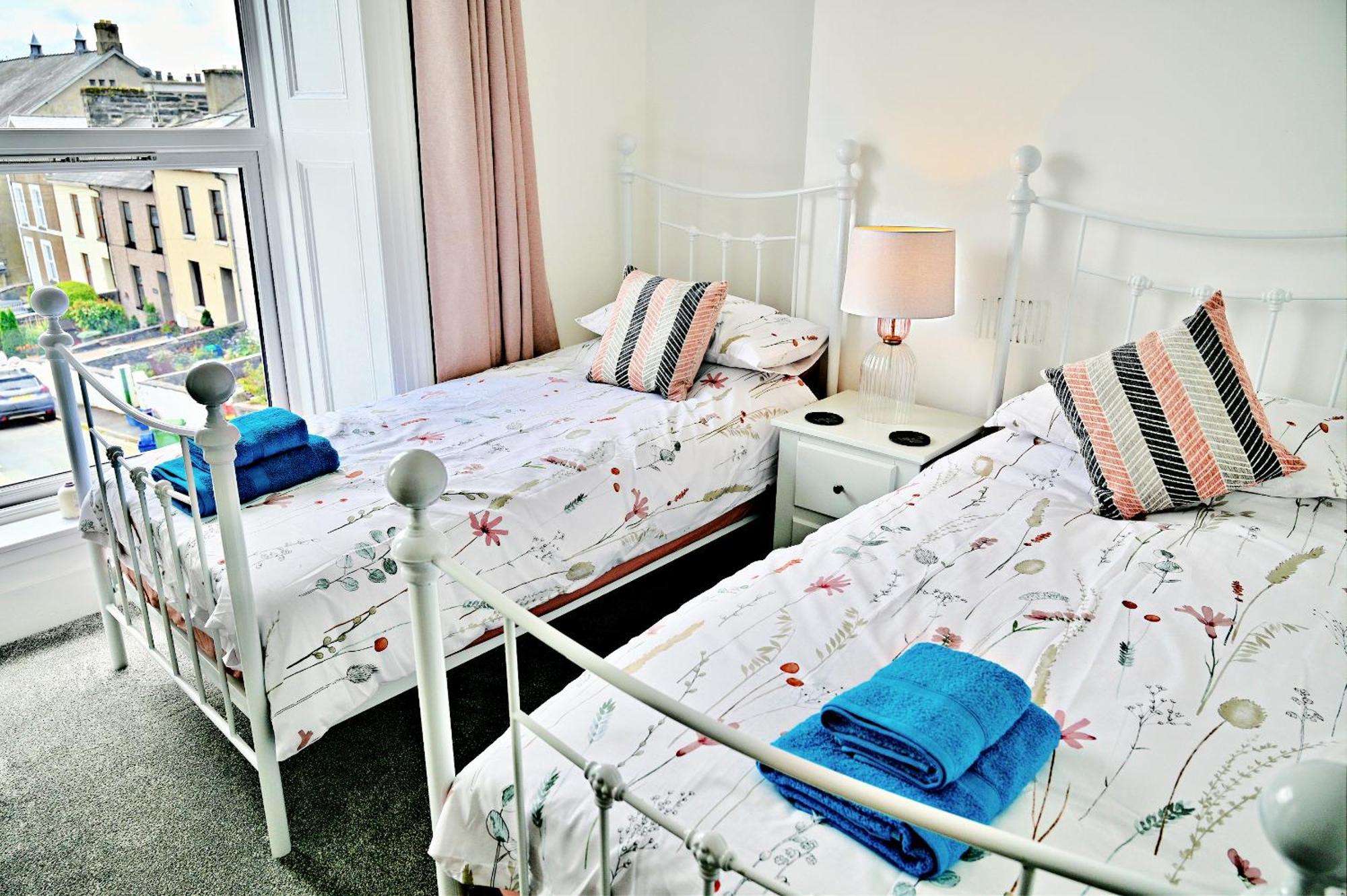 Porthmadog, Sleeps 11, 5 Bedrooms, 5 Bathrooms, Mountain Views Bagian luar foto