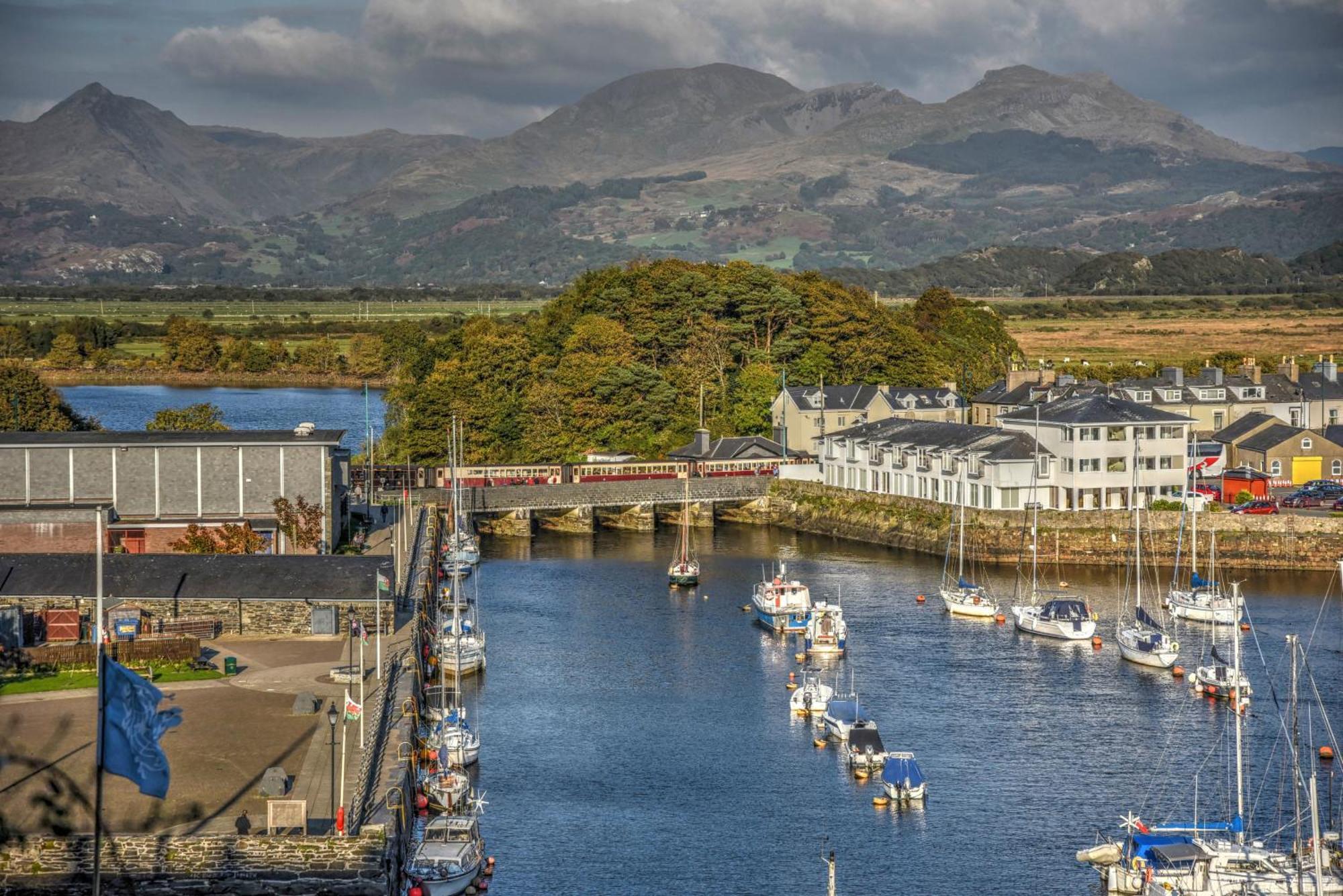 Porthmadog, Sleeps 11, 5 Bedrooms, 5 Bathrooms, Mountain Views Bagian luar foto